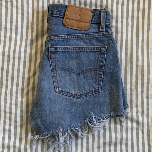 Levi’s High Waisted Cut Off Jean Shorts - Picture 2 of 3